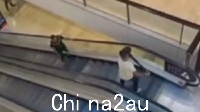 勇敢的旁观者在自动扶梯上与刀手对峙。图片:九英寸尺寸=