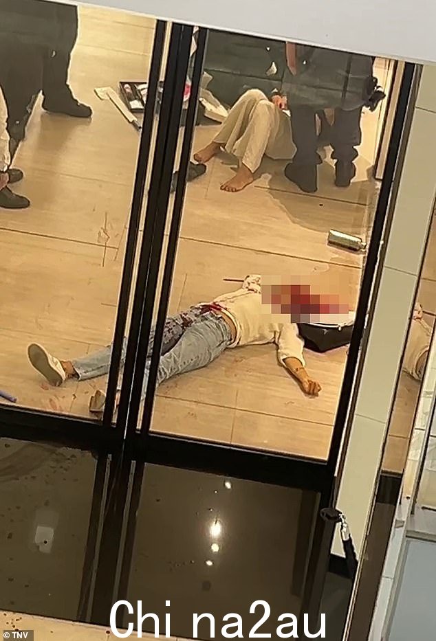袭击受害者躺在商场里,而警方努力阻止袭击