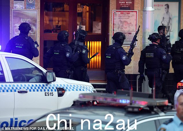 警察 ¿ 包括战术行动小组 ¿ 和救护车已经赶到现场,看到人们在建筑群前尖叫和哭泣