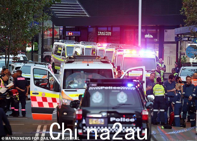 一名年轻目击者目前被锁在一家商店内 - 说她听到了枪声和“令人毛骨悚然”的尖叫声