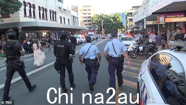袭击后,携带步枪的特警队伴随着警察