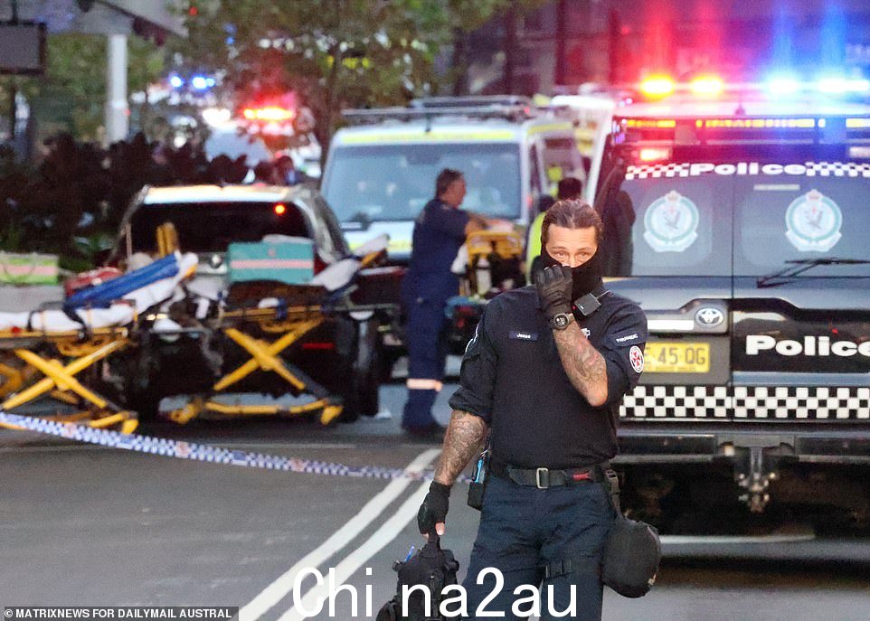 大量警察正在赶赴现场,澳大利亚联邦警察正在与新南威尔士州警方联络,以防需要联合反恐小组