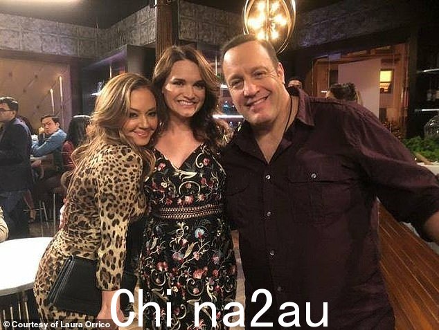 Laura 曾出演过《Kevin Can Wait》和《CSI:迈阿密》等电视剧。上图是她与前一剧的 Kevin James 和 Leah Remini 的合照