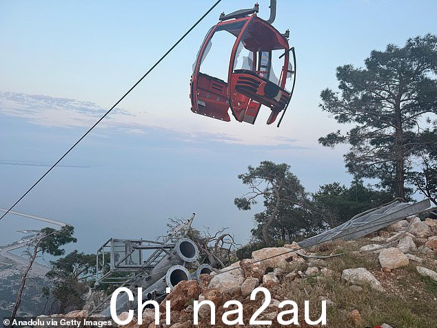 土耳其救援队救援时缆车坠落的景象