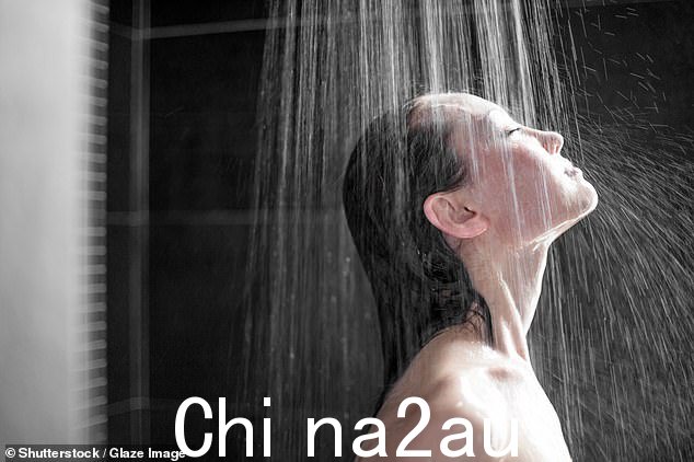 核攻击后应使用洗发水清洁头发,但在任何情况下都不要使用护发素,因为护发素含有将放射性粒子捕获并结合到头皮上的化合物