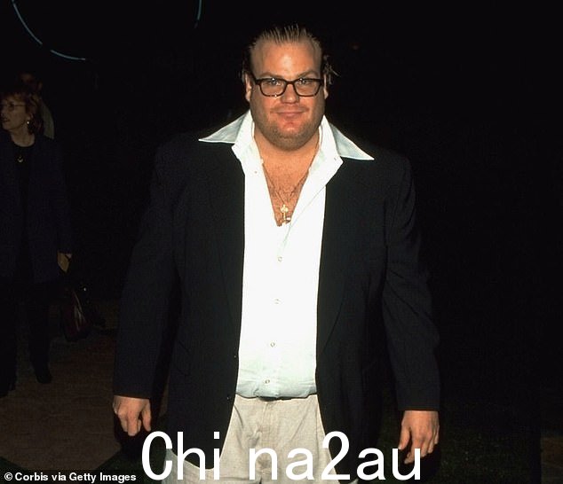 克里斯·法利 (Chris Farley) 传记片正在与保罗·沃尔特·豪瑟 (Paul Walter Hauser) 合作,饰演一位悲惨的 SNL 明星,他于 1997 年因吸毒过量去世,时年 33 岁(图于 1996 年)