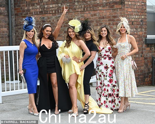 Chanelle 与 Rachel Lugo、Charlotte Dawson、Nicole Sealey、Sophie Brown、Sarah 和 Jayne Dunn 合影(如图左至右)
