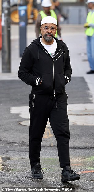 Jeffrey Wright,58 岁,在周五的拍摄中穿着黑色运动服,显得更加低调