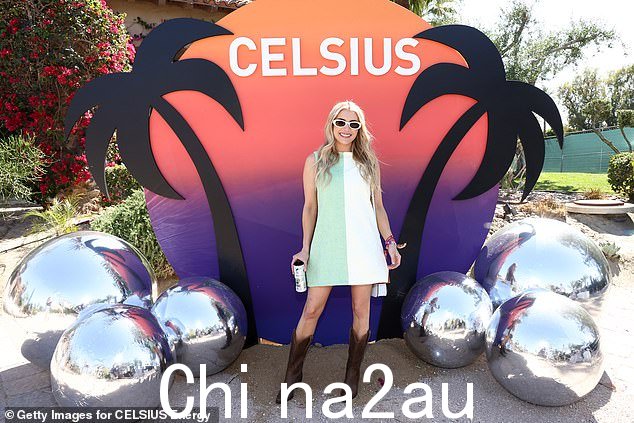 这位明星在印第奥谷 (Indio Valley) 的 CELSIUS 宇宙沙漠活动红地毯上摆姿势时成了全城的话题,这里是著名的年度音乐节的举办地