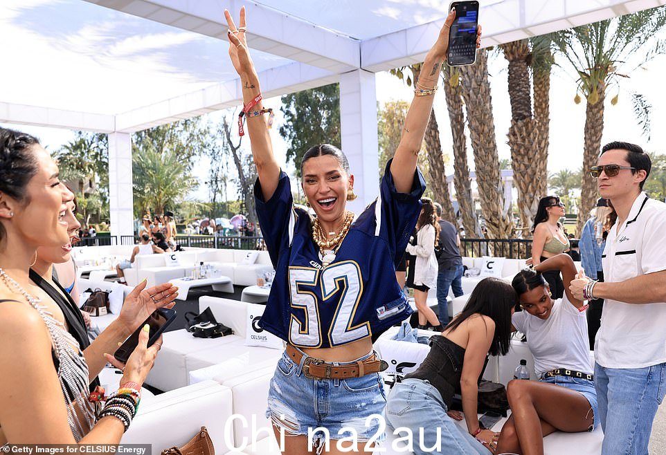 WAGS 炙手可热的妮可·威廉姆斯·英格利希 (Nicole Williams English),退役 NFL 球星拉里·英格利希 (Larry English) 的妻子,在他的旧洛杉矶闪电队球衣上穿着露脐上衣,表达了她对丈夫的忠诚