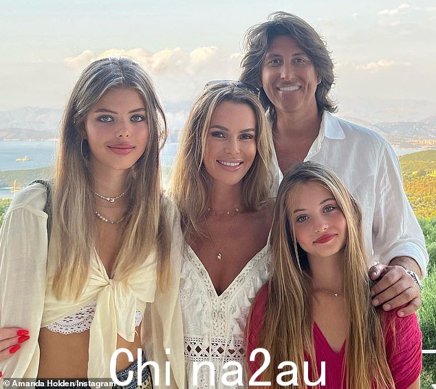 英国达人秀评委于 11 月与她的音乐制作人丈夫 Chris Hughes 以及他们的女儿 Lexi 和 Hollie 从伦敦南部搬到富裕的科巴姆村庄