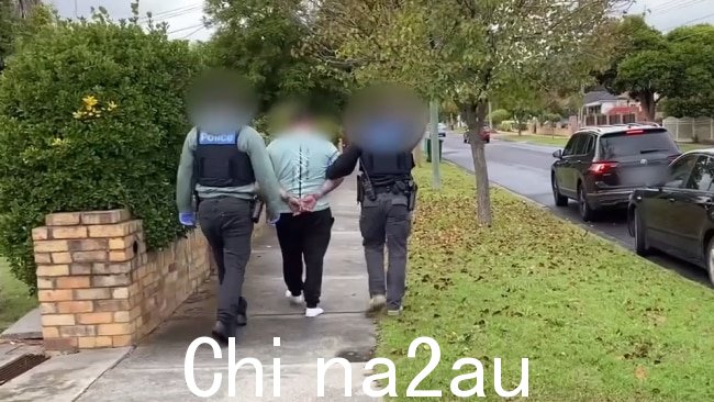44 岁 Fawkner 男子被捕并被指控严重入室盗窃、冒充他人警察、盗窃和其他相关犯罪。图片:维多利亚警察局