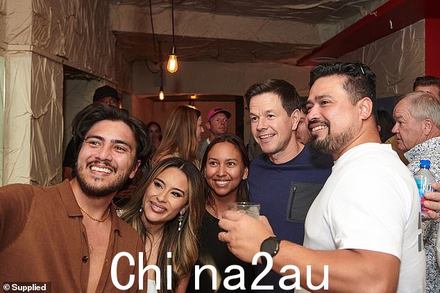 他正在与一群崇拜者交谈