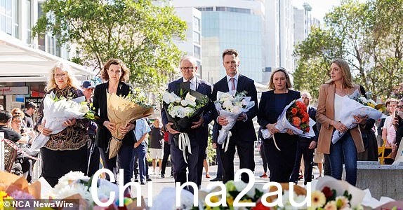 澳大利亚悉尼 - NewsWire 照片2024 年 4 月 14 日:昨天下午,邦迪韦斯特菲尔德 (Bondi Westfield) 发生屠杀,造成 6 人死亡,今天,邦迪枢纽 (Bondi Junction) 举行献花仪式。总理安东尼·阿尔巴内塞 (Anthony Albanese) 和新南威尔士州州长克里斯·明斯 (Chris Minns) 与当地政界人士(左)韦弗利市长保拉·穆塞洛斯 (Paula Musselos)、温特沃斯议员阿莱格拉·斯彭德 (Allegra Spender)、库吉议员马乔里·奥尼尔 (Marjorie OíNeill) 和凯莉·斯隆 (Kellie Sloan) 一同出席。献花致敬。图片:NCA NewsWire / David Swift