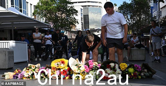 如果昨天发生大规模持刀伤人事件,当地居民开始在现场献花2024 年 4 月 14 日星期日,悉尼邦迪交汇处。在悉尼一家购物中心的恐怖袭击中刺死 6 人的男子已被确认为 40 岁的乔尔·考奇 (Joel Cauchi),他上个月从昆士兰州搬到了悉尼。 (AAP 图片/Dean Lewins)无存档
