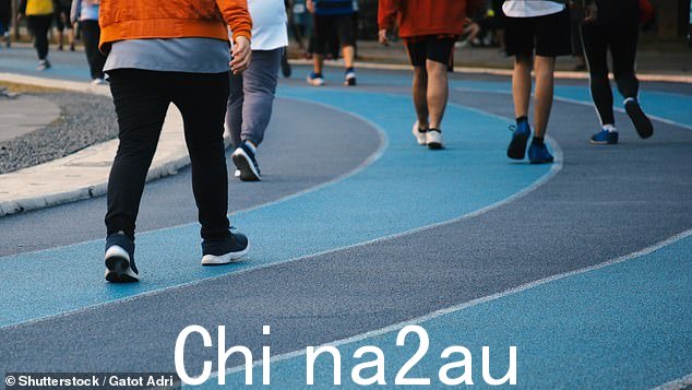 为了确定两组之间的步态变化,研究人员让参与者绕椭圆形轨道散步