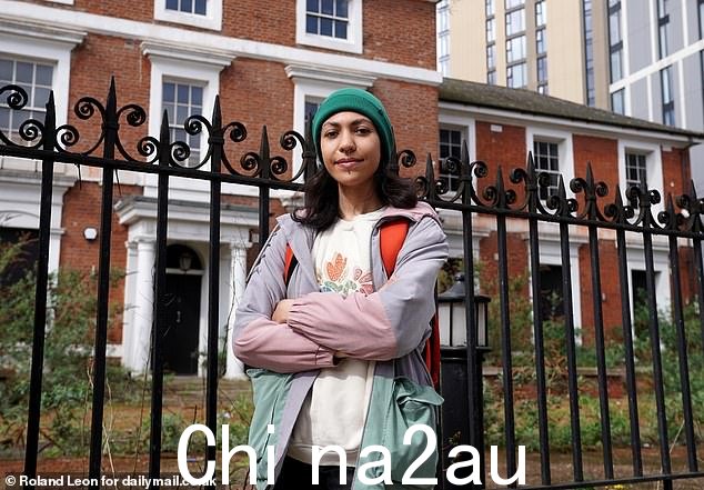 艺术与设计学生玛丽亚姆·纳斯雷斯法哈尼 (Maryam Nasresfahani),25 岁(如图)说:“摧毁过去的建筑并不好,但改变和改进它们确实很重要”