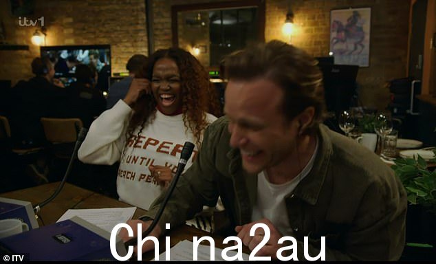 除了 Holly 和 Rylan 之外,舞者 Oti Mabuse 和流行歌星 Olly Murs 还恶作剧了 Ant 和 Dec
