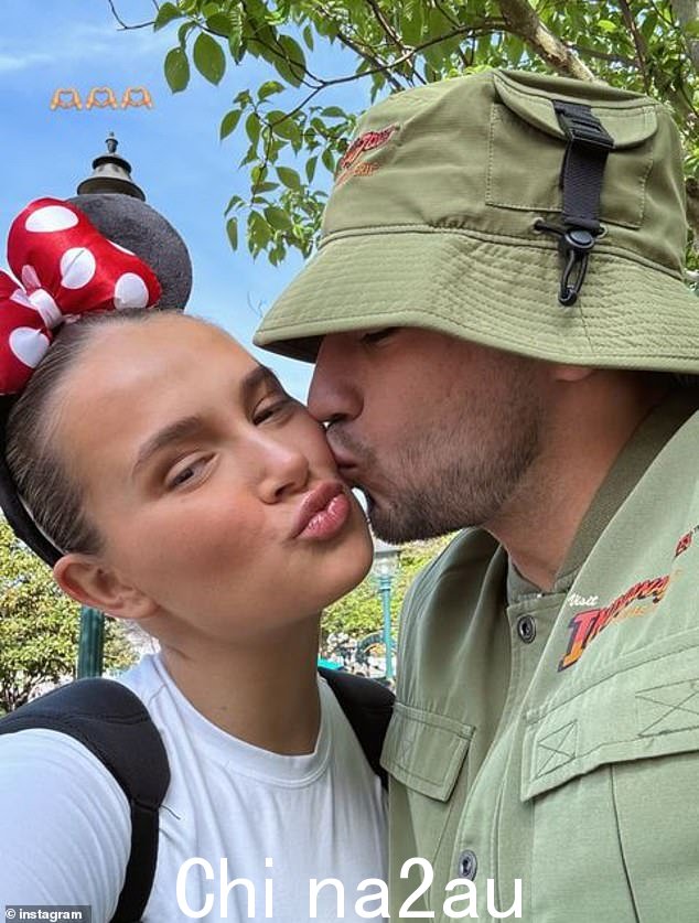 Molly-Mae Hague 和她的未婚夫 Tommy Fury 带着他们的小女儿 Bambi 去巴黎迪士尼乐园享受了一次有趣的家庭度假