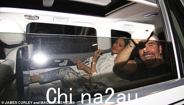 瑞兰·克拉克 (Rylan Clark)、艾莉森·哈蒙德 (Alison Hammond) 和西蒙·考威尔 (Simon Cowell) 以及他的未婚妻劳伦·西尔弗曼 (Lauren Silverman)(如图所示)是从周六晚外卖大结局余兴派对上令人眼花缭乱离开的明星