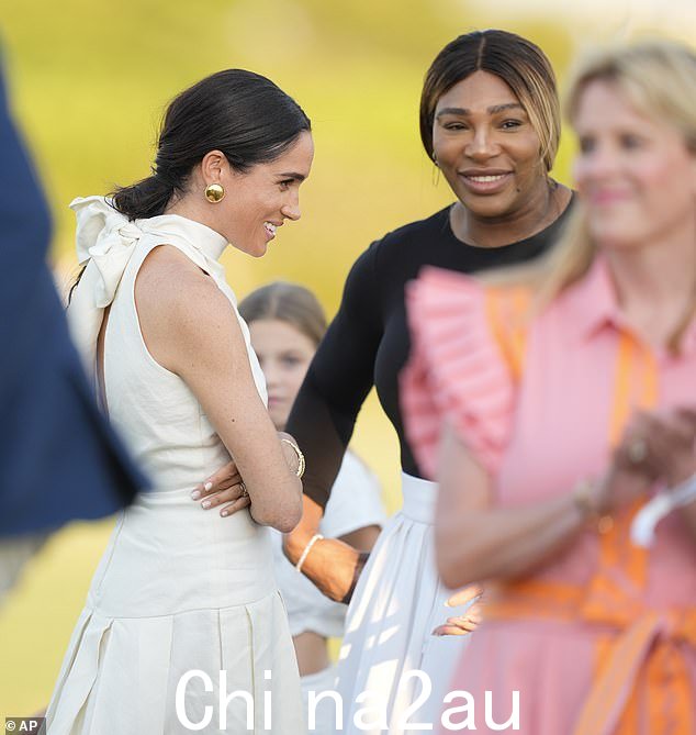 这位两个孩子的妈妈 - 她的密友 Serena Williams 也参加了活动 - 穿着优雅的白色 Heidi Merrick 连衣裙参加活动