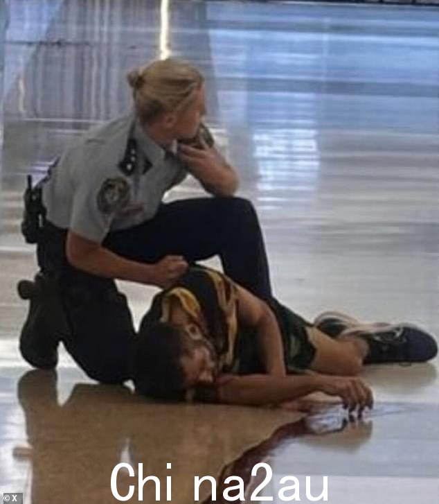 巡查员艾米·斯科特 (Amy Scott) 开枪打死持刀歹徒乔尔·考奇 (Joel Cauchi),后者周六在 Bondi Junction Westfield 购物中心发生刺杀事件,杀害了六名无辜者(如图)