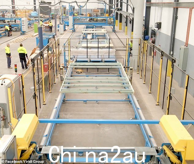 建筑公司设立了工厂来交付产品,作为价值数百万美元合同的一部分,但政府工作中途暂停