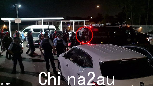 晚上 10 点后不久,涉嫌袭击者被捆绑到一辆装甲警用 Bearcat 车的后部