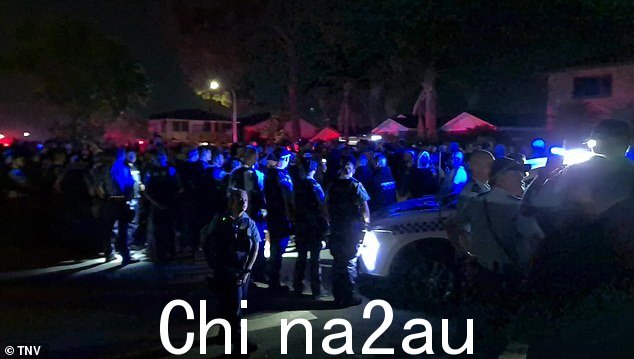 警察试图在附近的迎宾公园守住警戒线,但多次被冲向教堂的暴徒打破