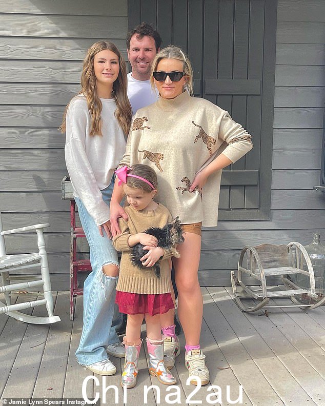 Jamie Lynn 与 Maddie 和她的第二个孩子以及她的丈夫 Jamie Watson