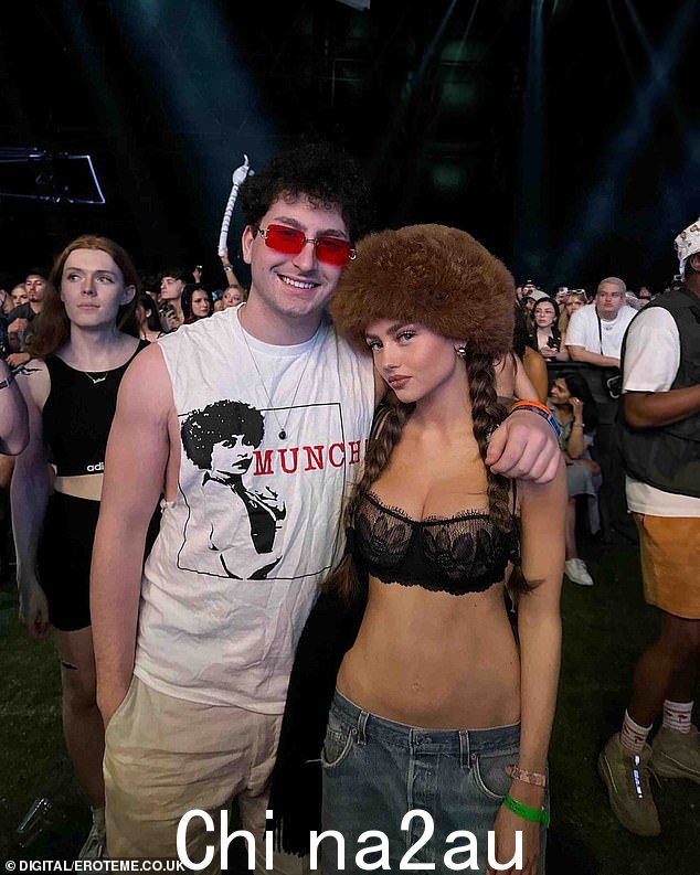 Dior 代言人与一位男性朋友一起参加了在印第奥谷举办的科切拉音乐节第一个周末的第二天