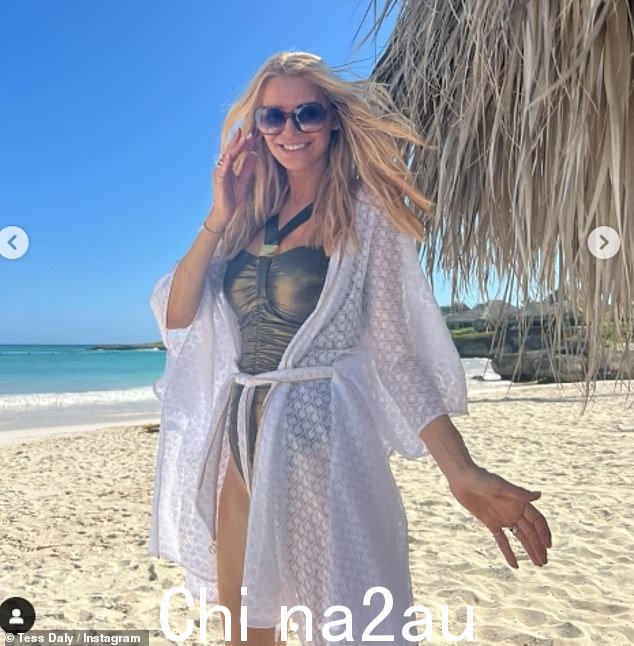 Tess Daly 周一分享了前往多米尼加共和国复活节度假的照片,展示了身着金色泳衣的身材