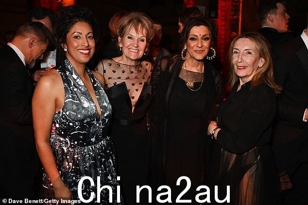 (从左到右)Priyanga Burford、Lorraine Ashbourne、Meera Syal 和一位朋友在狂欢中参加派对,看上去精神抖擞