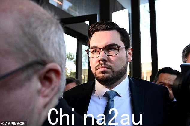 莱尔曼在法庭外面无表情,面无表情,试图穿过电视摄像机的海洋