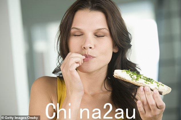 那些在餐桌上没有表现出一些基本的社交技巧和礼貌得体的人就无法吃完饭的人不太可能受到任何人的喜爱