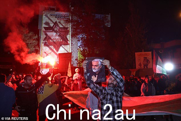 当导弹和无人机开始袭击以色列时,伊朗人在庆祝
