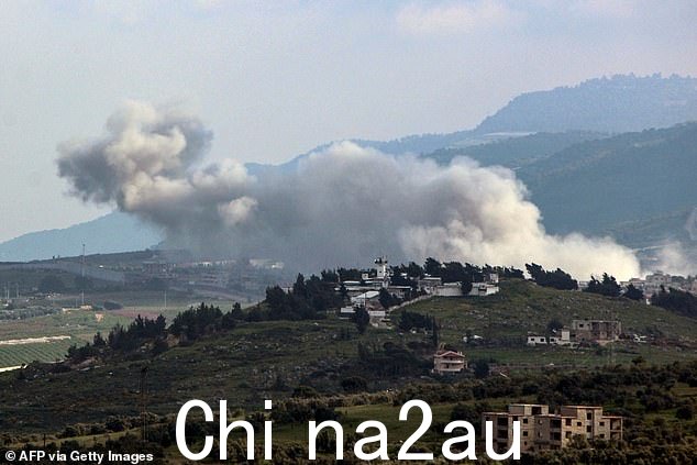 2024 年 4 月 14 日,以色列空袭靠近以色列边境的黎巴嫩南部村庄 Kfar Kila 地区,浓烟滚滚