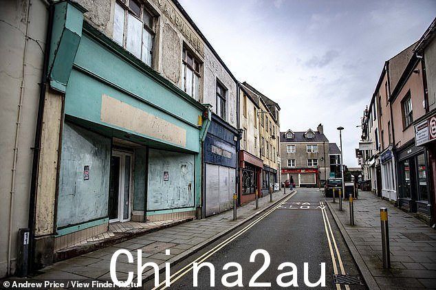 ANGLESEY:在威尔士岛上,长期疾病索赔增加了 37.77%。图为废弃的霍利黑德镇中心