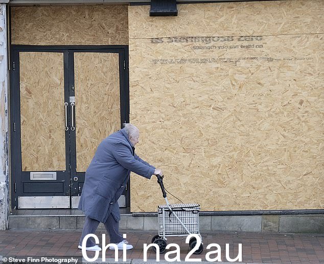 TONBRIDGE:当地居民走过高街上一座用木板封起来的建筑
