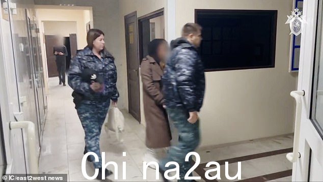 Mironova 被警卫带出法庭