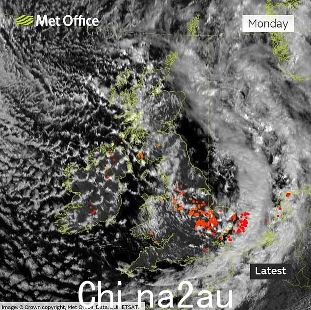 英国气象局表示,今天早上已检测到 450 次雷击到达地面
