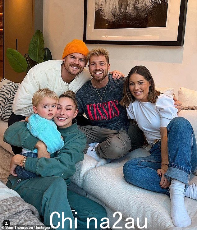 Sam 的妹妹 Louise Thompson 在收到这对夫妇寄来的“阿姨”卡片时无意中引发了婴儿的猜测