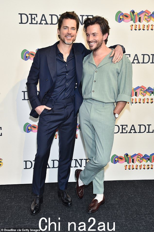 Fellow Travelers 明星马特·波莫 (Matt Bomer) 和乔纳森·贝利 (Jonathan Bailey) 在红地毯上引人注目
