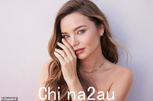 这是在米兰达回到镜头前为迈克尔希尔珠宝商拍摄新广告后发生的(如图)