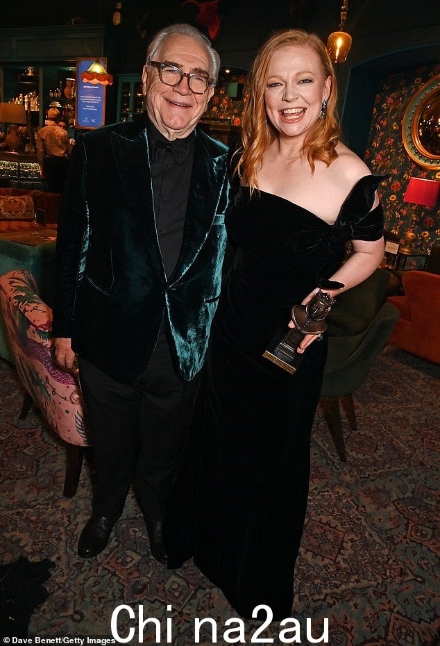 莎拉·斯努克 (Sarah Snook) 与《继承之战》联合主演布莱恩·考克斯 (Brian Cox) 于周日晚上在伦敦皇家阿尔伯特音乐厅举行的 2024 年奥利弗奖颁奖典礼上重聚