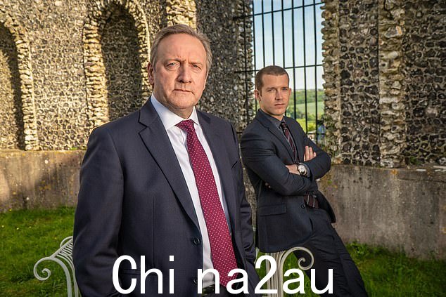 DCI 约翰·巴纳比 (DCI John Barnaby) 在 ITV 热门剧《仲夏谋杀案》中由 Neil Dudgeon 和 DS Jamie Winter (Nick Hendrix) 饰演