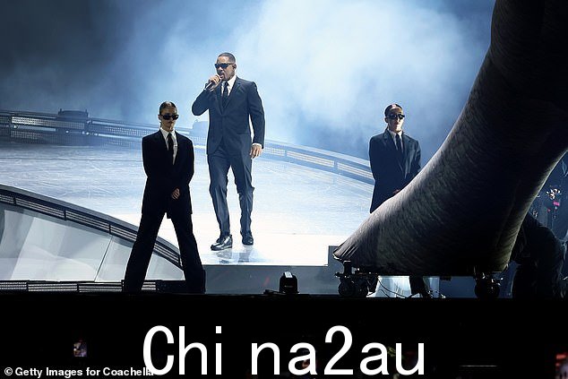 演员的一些伴舞与他的造型相匹配
