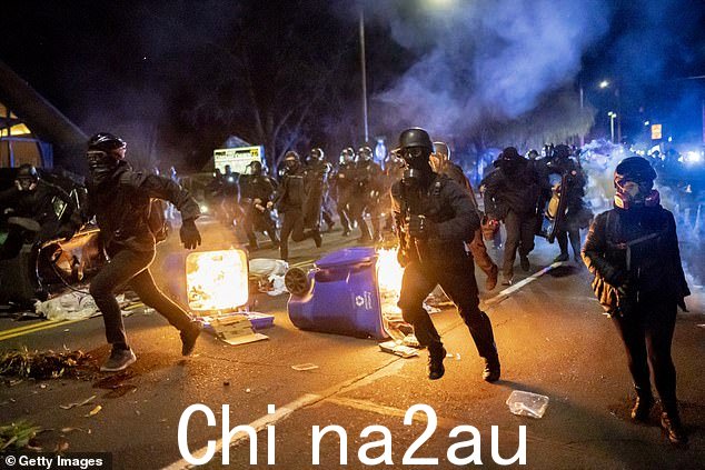 波特兰市警察在 2021 年 4 月 12 日针对道特·赖特被杀的抗议活动宣布发生骚乱后追赶示威者,这一场景堪比内战中的暴力场景