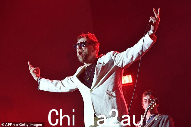 英国乐队在加州音乐节上演奏了 13 首歌曲,包括 Girls & Boys、Popscene 和 Song 2 等 90 年代经典歌曲