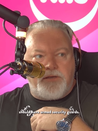 The Kyle 和 Jackie O Show co-悉尼发生多起持刀伤人事件后,主持人凯尔·桑迪兰兹呼吁新南威尔士州的保安人员武装起来。图片:KIISFM/Instagram